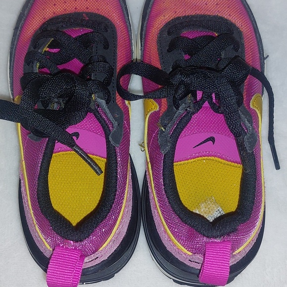 Child's size 12 Nike Waffle One Fushsia University Gold - Picture 6 of 8